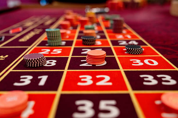 Roulette betting layout diagram showing inside and outside bets, payouts, and wheel variants